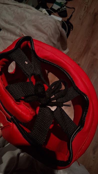 Kask bokserski koloru czerwonego