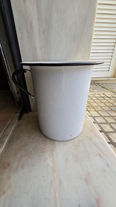 Penico alto antigo em esmalte