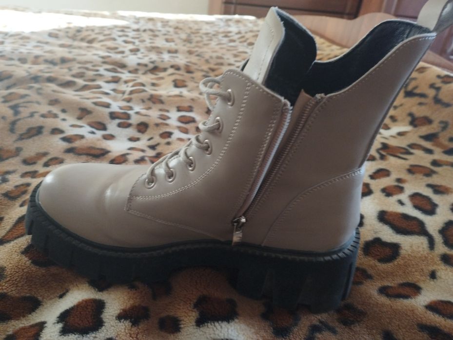 Черевики жіночі бежевого кольору