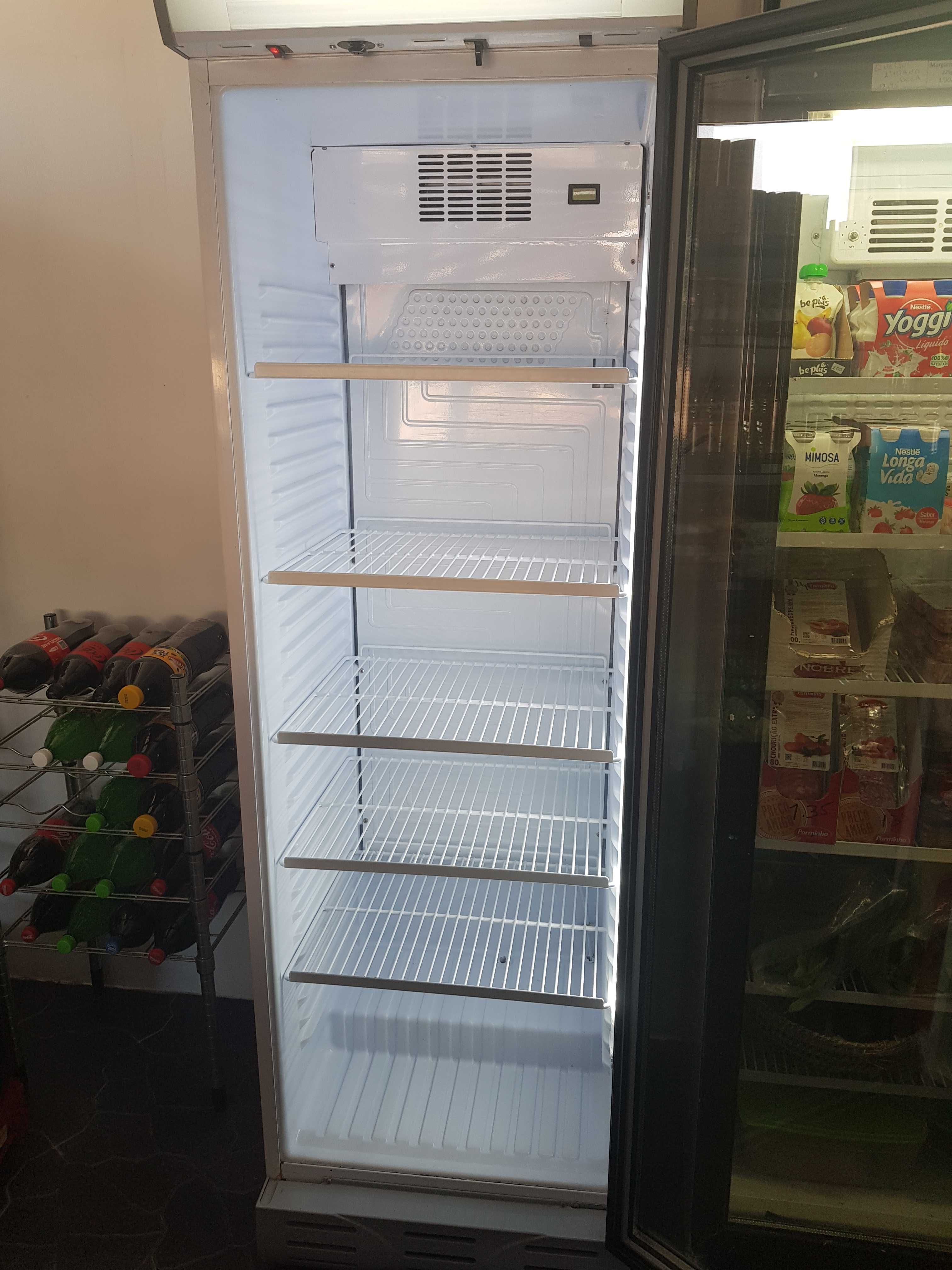 refrigerador vertical com 5 prateleiras e iluminação interior