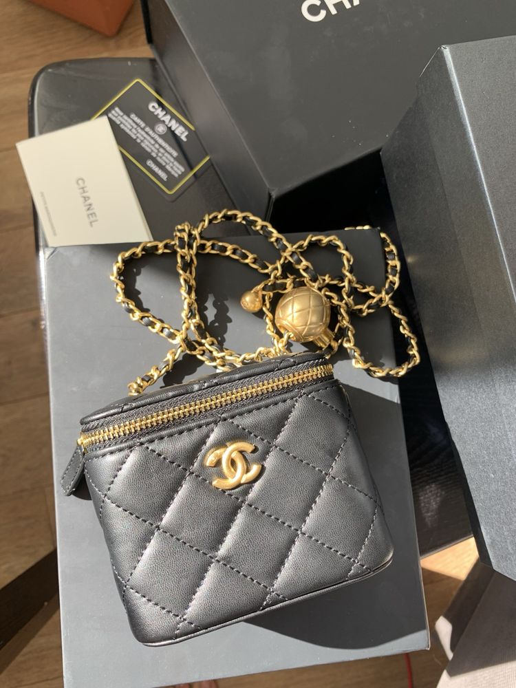 кожаная сумка коробочка chanel mini на цепочке