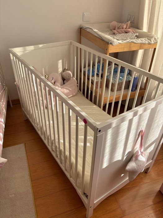 Berço IKEA com estrado e colchão.