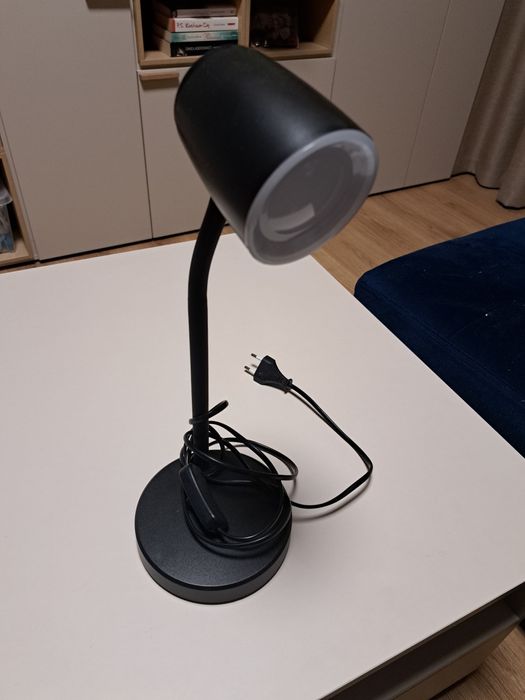 Czarna lampka na biurko