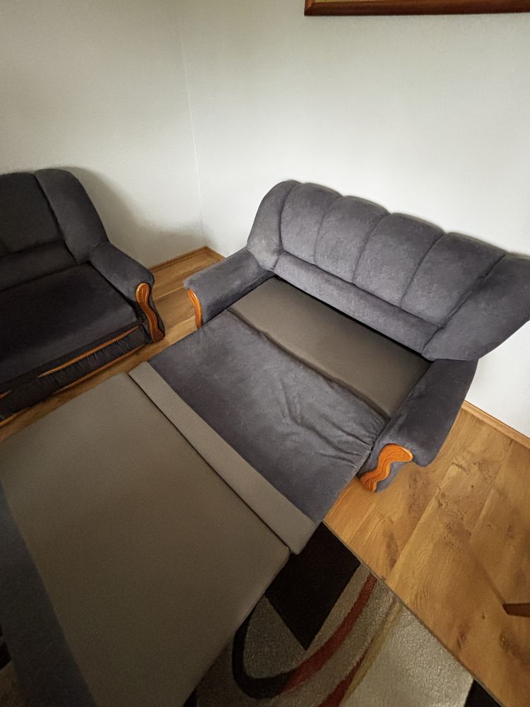 Dwie rozkładane sofy