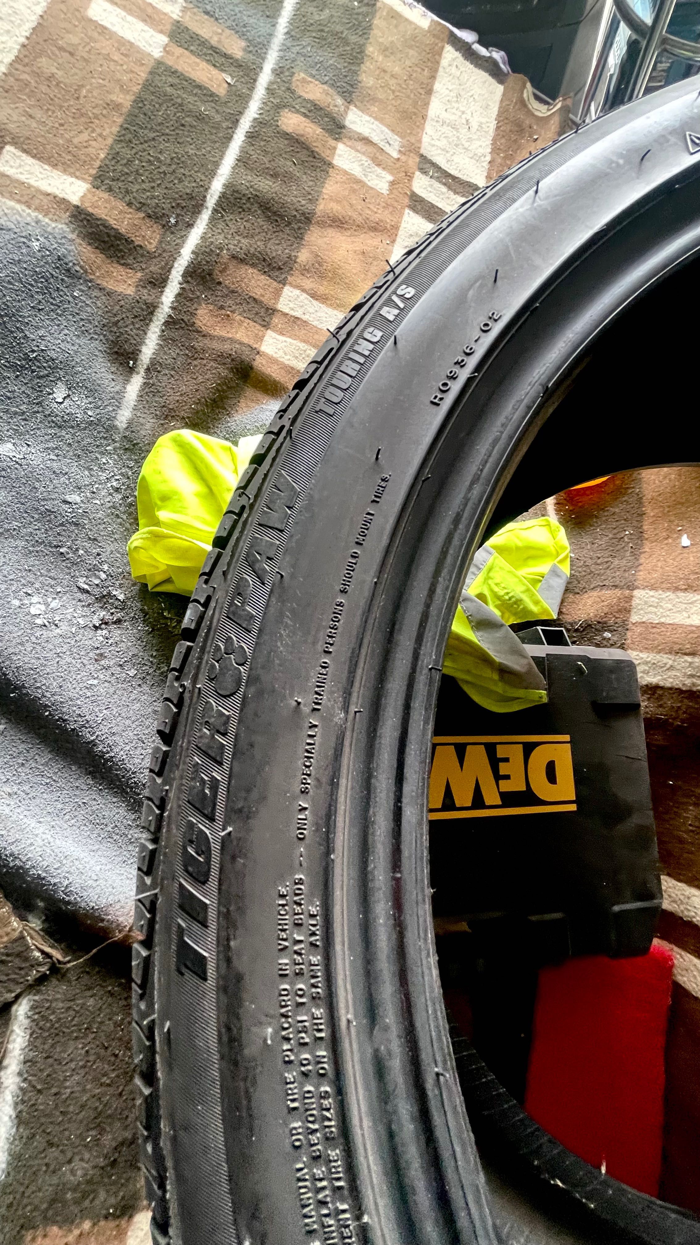 Dwa komplety opon 235/40/19 Tanio TOYO,Uniroyal ,letnie ,całoroczne