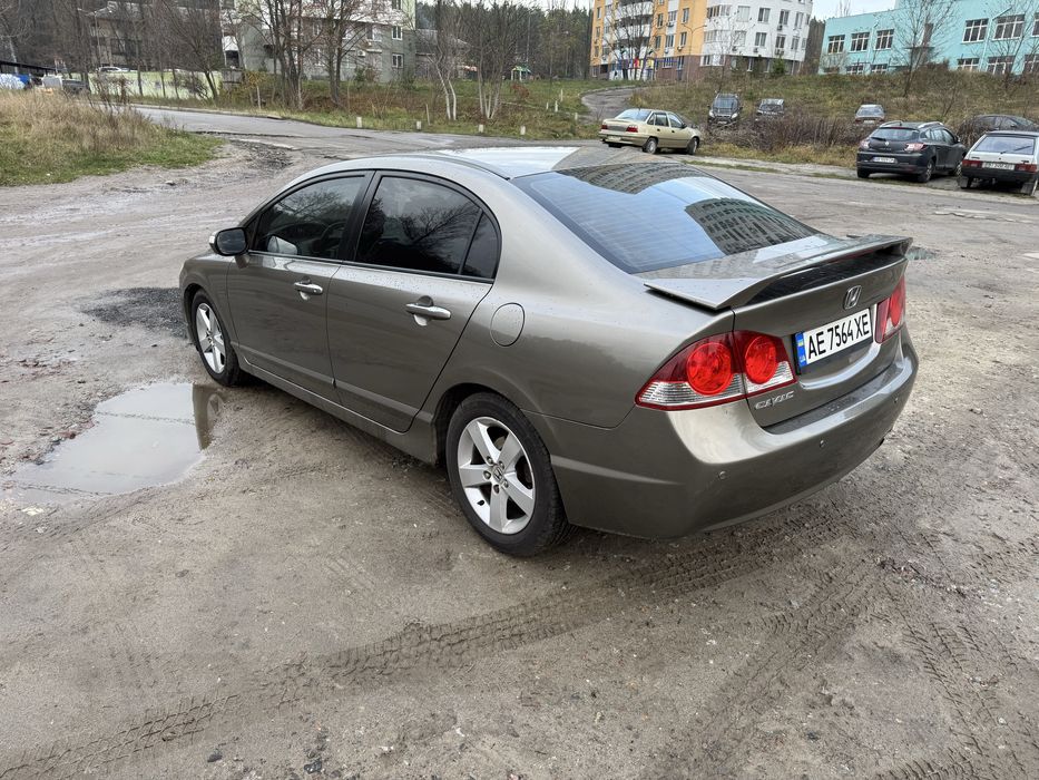 Живий сівік. Друга машина в сімї  їздила дівчина.