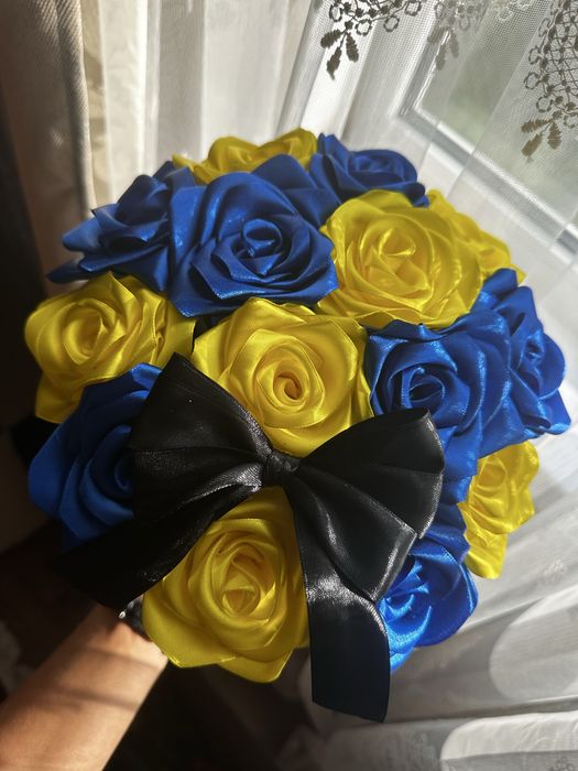 Композиція з атласних троянд)