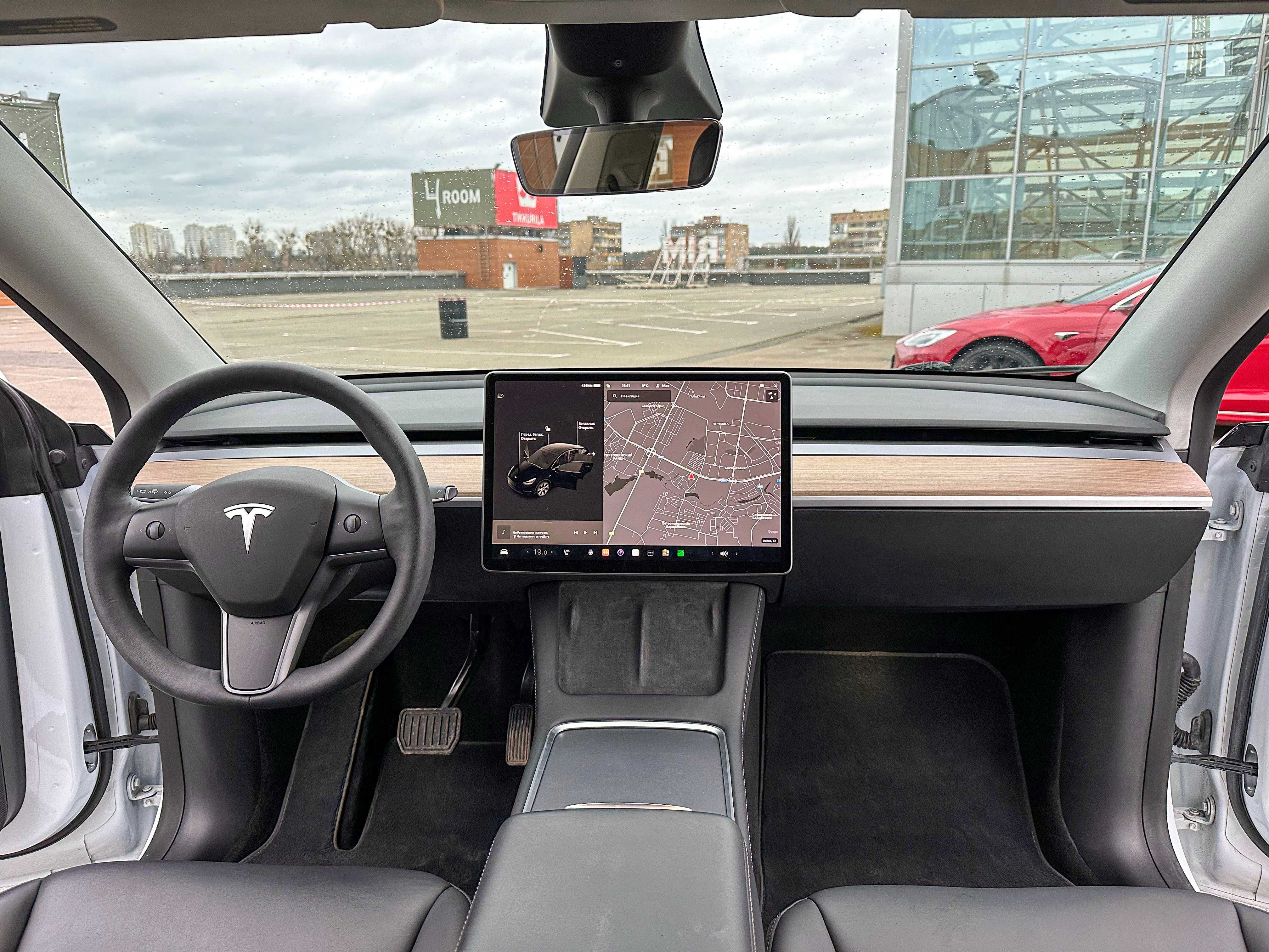 Tesla Model Y 2022 року. Dual Motor Long Range. Білий колір.