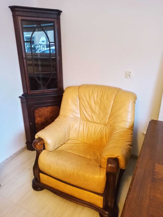 Krzesła Ludwik stylizowane rzeźbione drewno brąz tapicerowane piękne