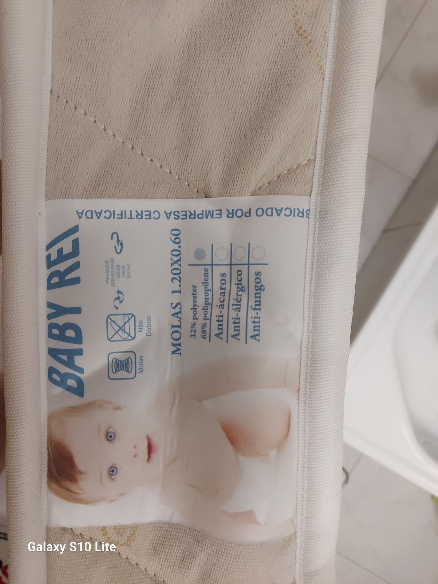 Cama de grades e colchão