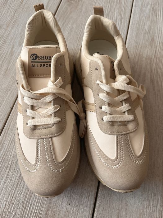 Нові жіночі кросівки