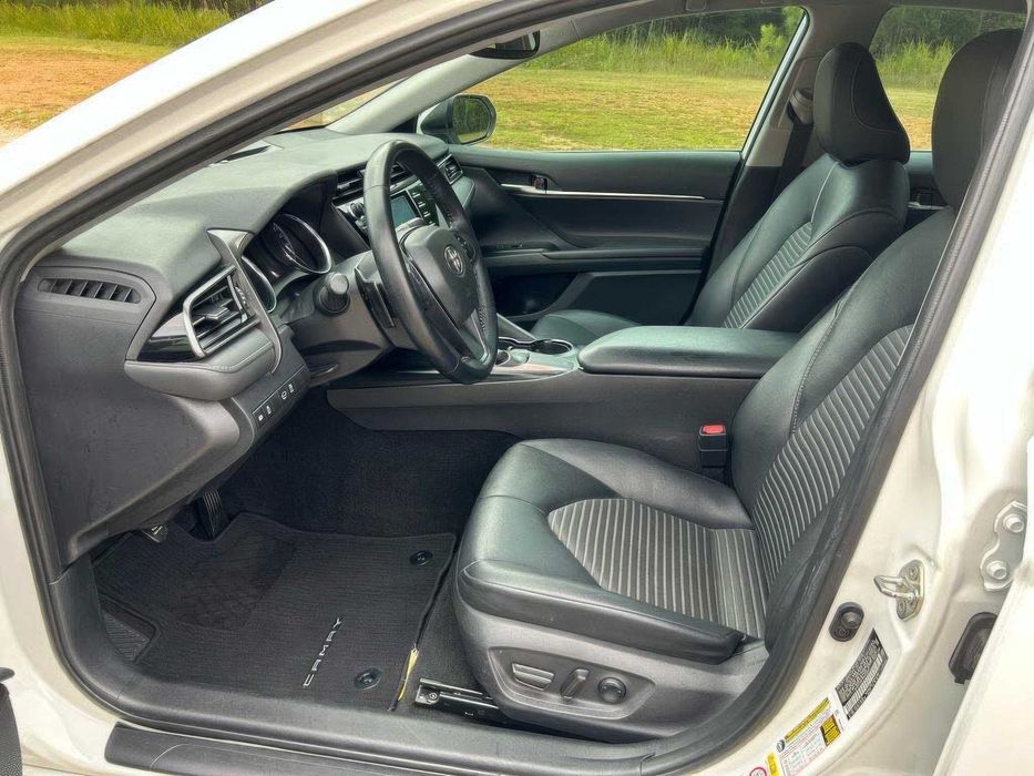 Toyota Camry SE      2020