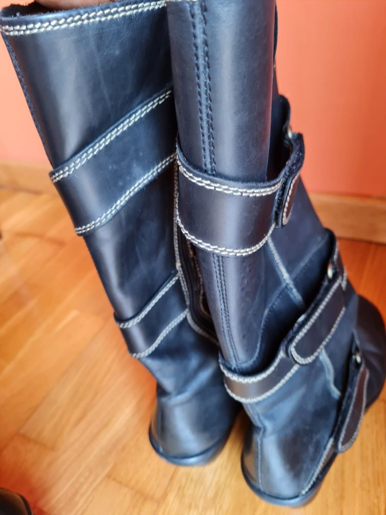 Botas em pele marca FLY 39