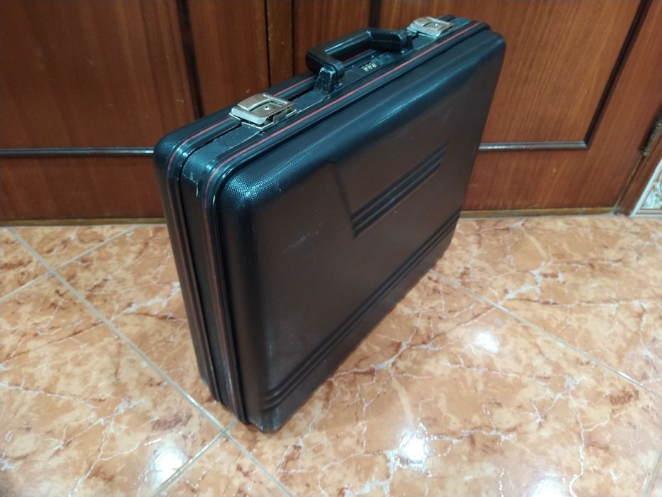 Mala de negócios ou pasta executiva casa quarto apartamento vivenda.