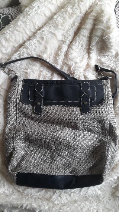 Mala de senhora cinzenta