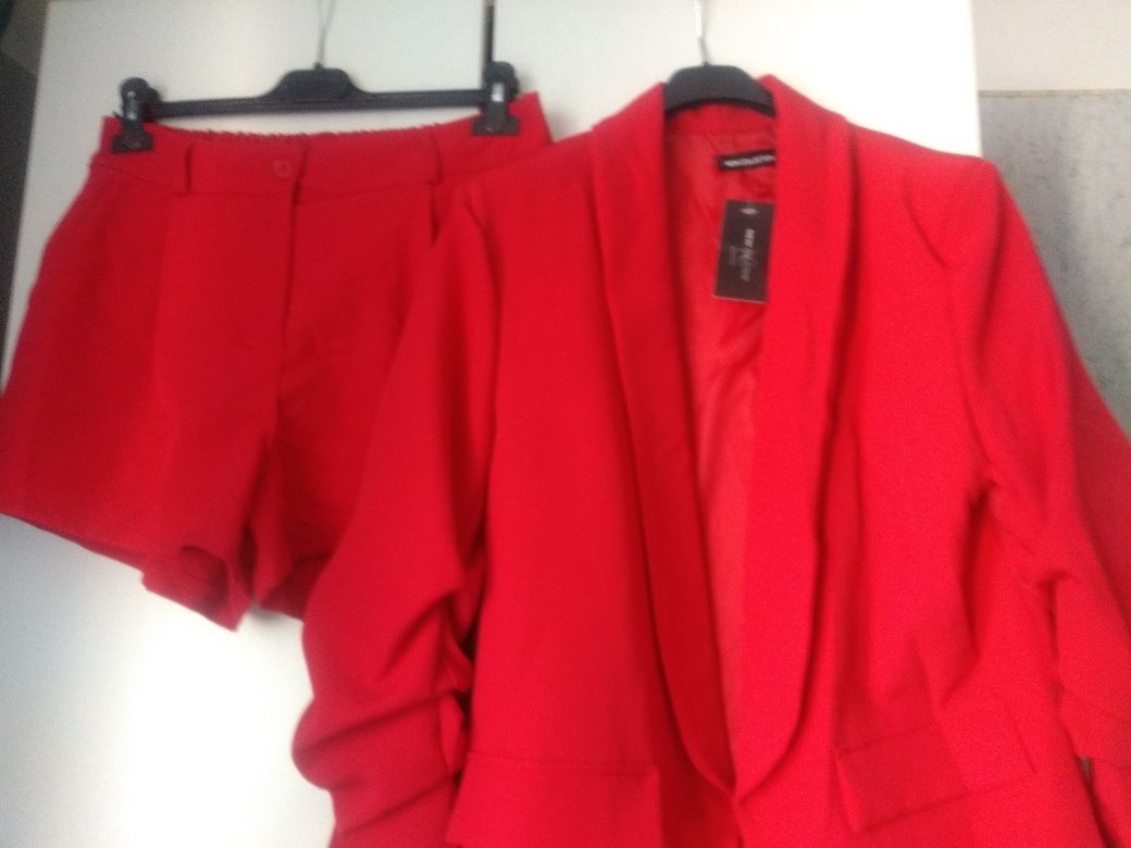 Nowy z metką czerwony garnitur z krótkimi spodenkami
