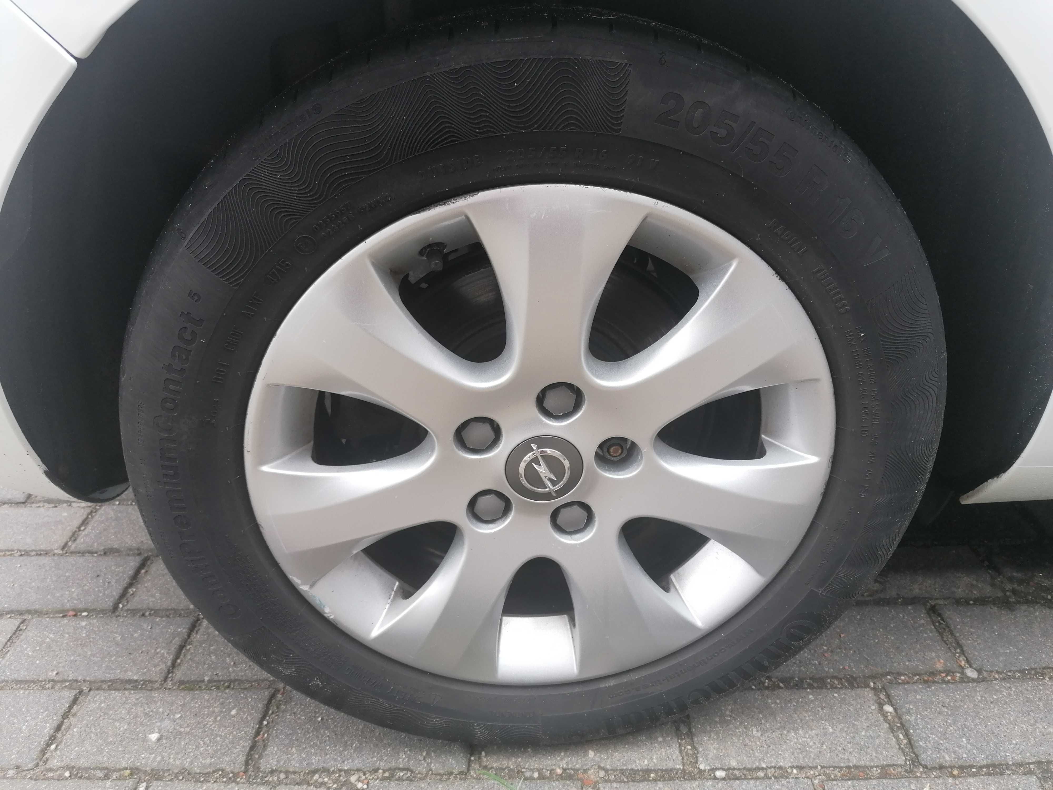 Opel Astra Krajowa z Salonu 2015