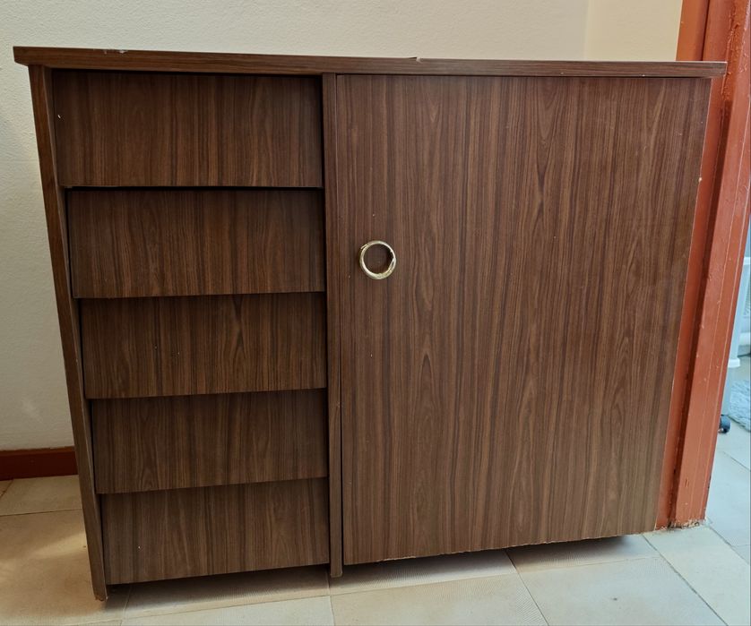 Maquina Singer com Movel de costura/bordado