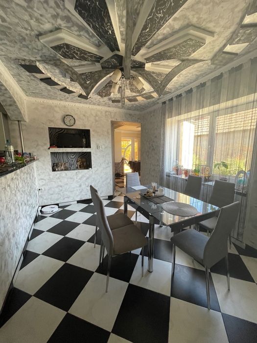 Продається будинок з земельною ділянкою.