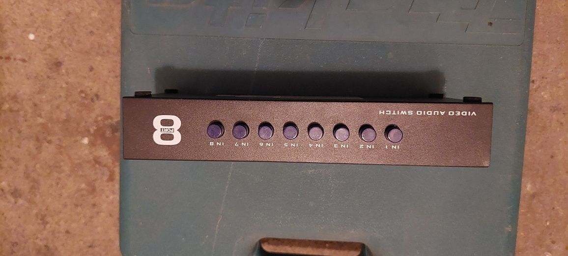 Panlong 8-Wege-AV Switch RCA Switcher 8 in 1 Out Composite Video L/R A