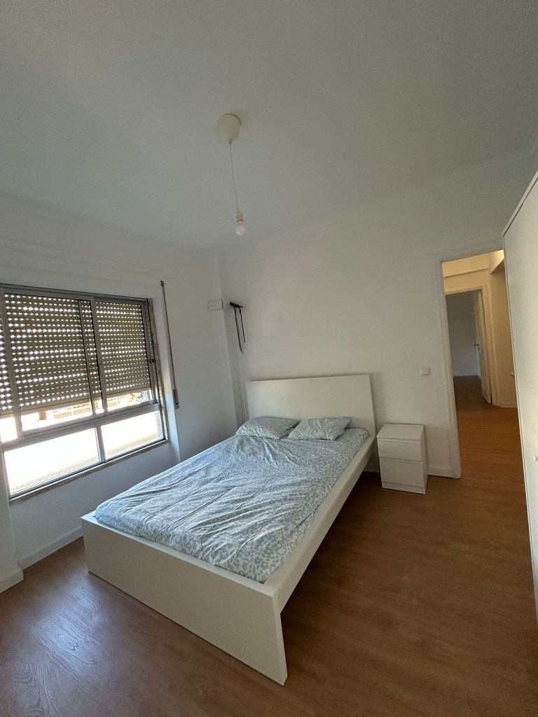Alugo quarto de casal a 3 minutos da estacao de comboio de Monte abrao