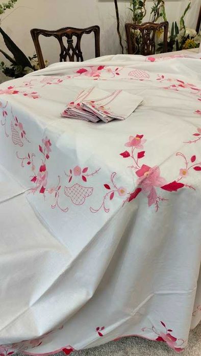 Toalha redonda em cambraia, nova, com aplicações florais