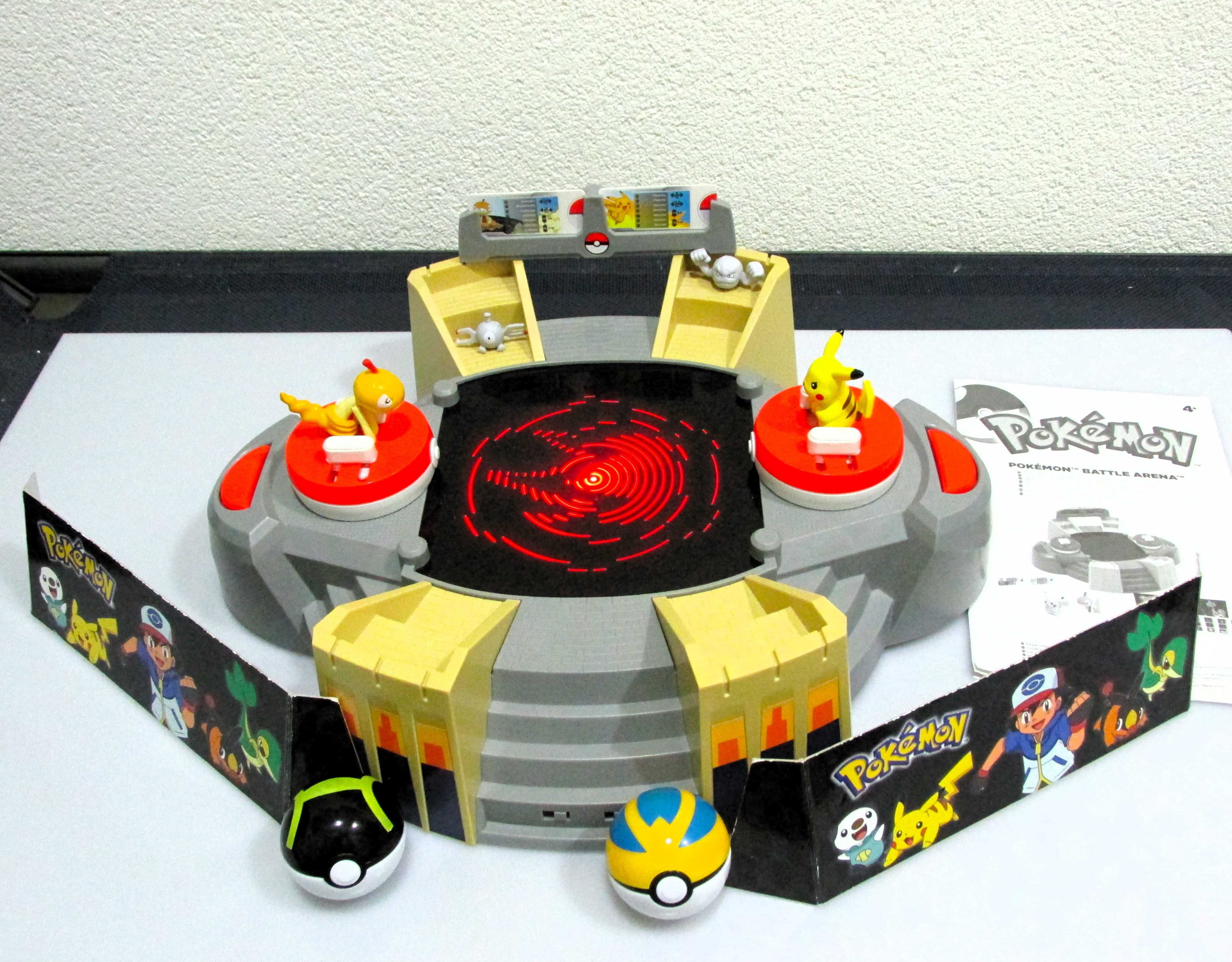 Pokemon Arena de Batalha Tomy Eletronico com Figuras Incluidas