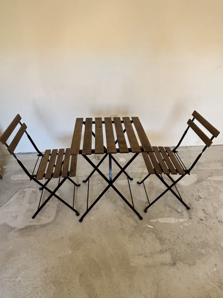 Cadeiras mais mesas de esplanada