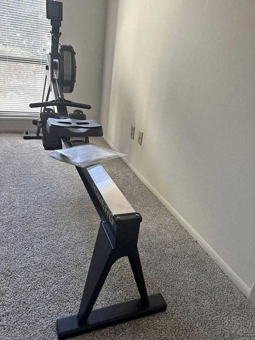 Wioślarz Concept2 RowErg model D z PM5 – czarny z podstawą podłogową