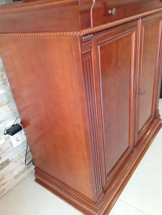 Móvel de televisão em cerejeira