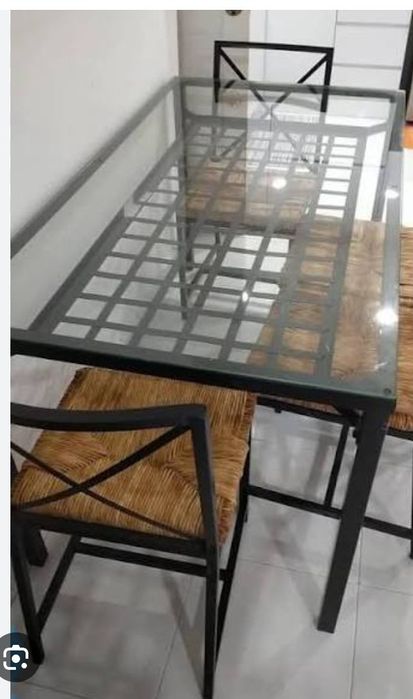 Mesa de vidro com 4 cadeiras