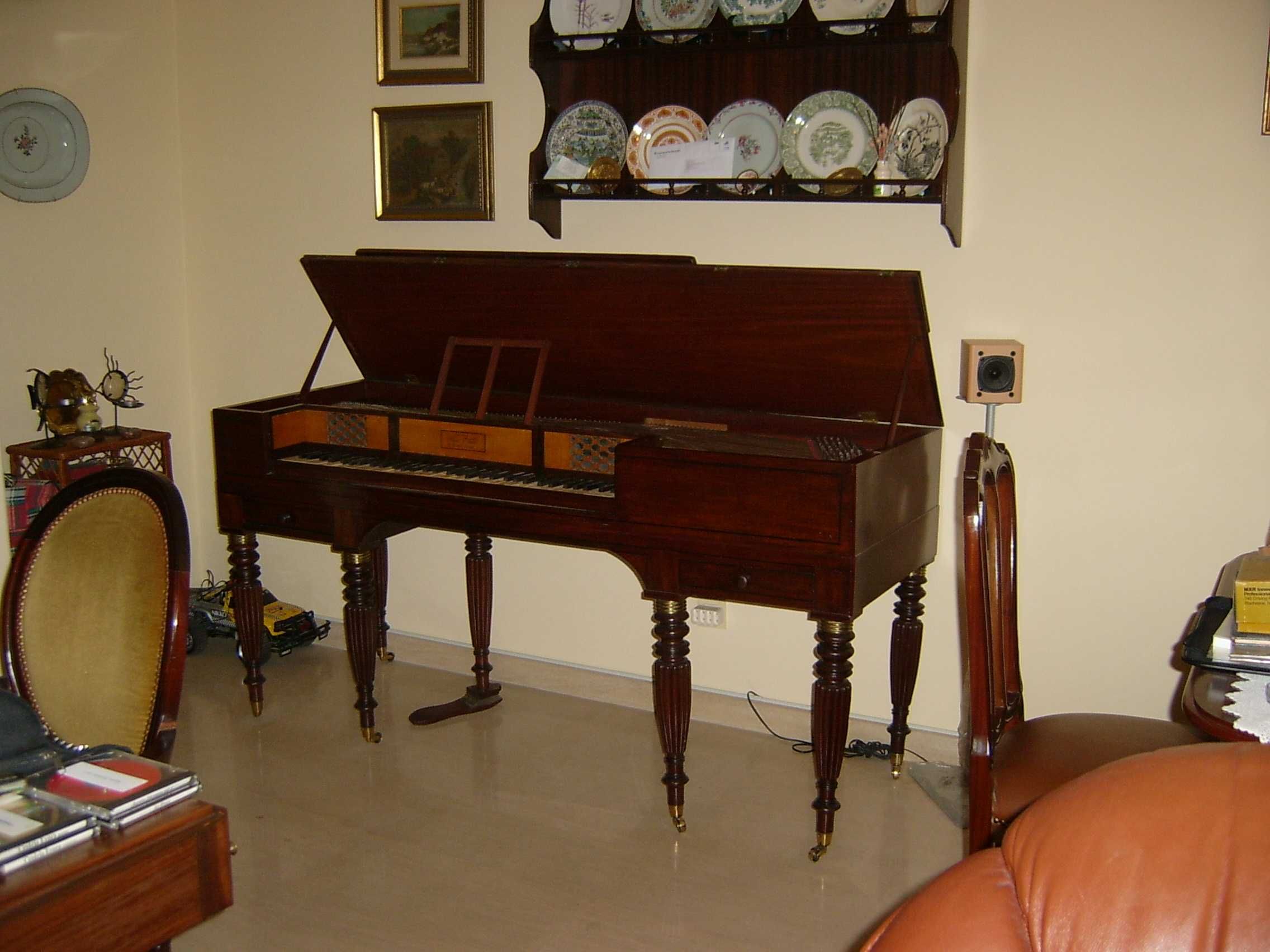 Piano muito antigo, Astor & Co,"made in London"