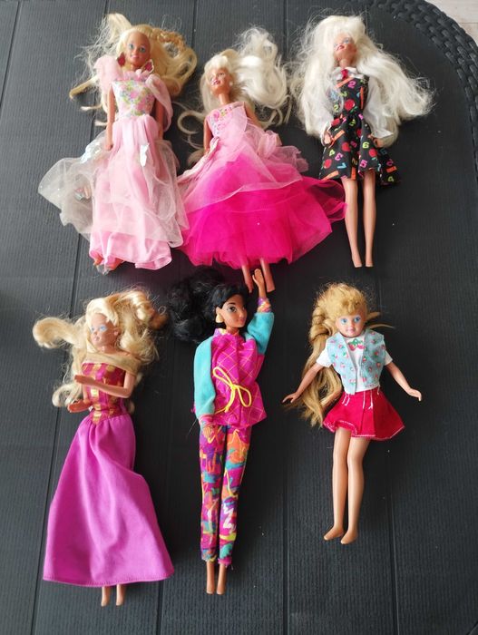 Várias Barbie e Ken
