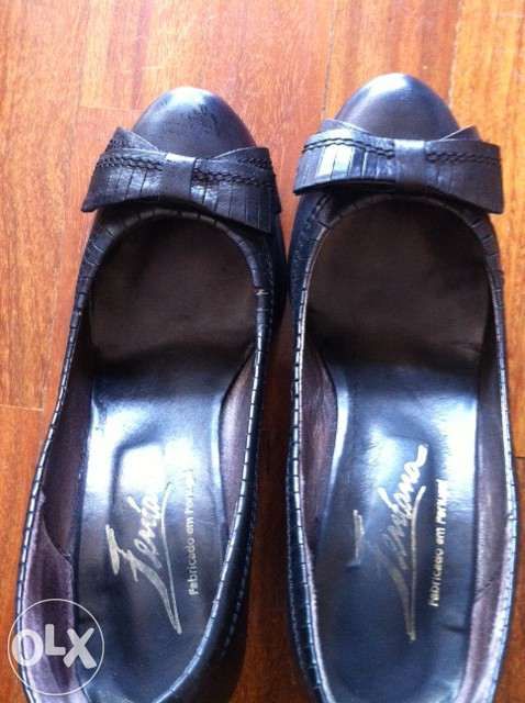 Sapatos pretos pele com salto T38 com laço