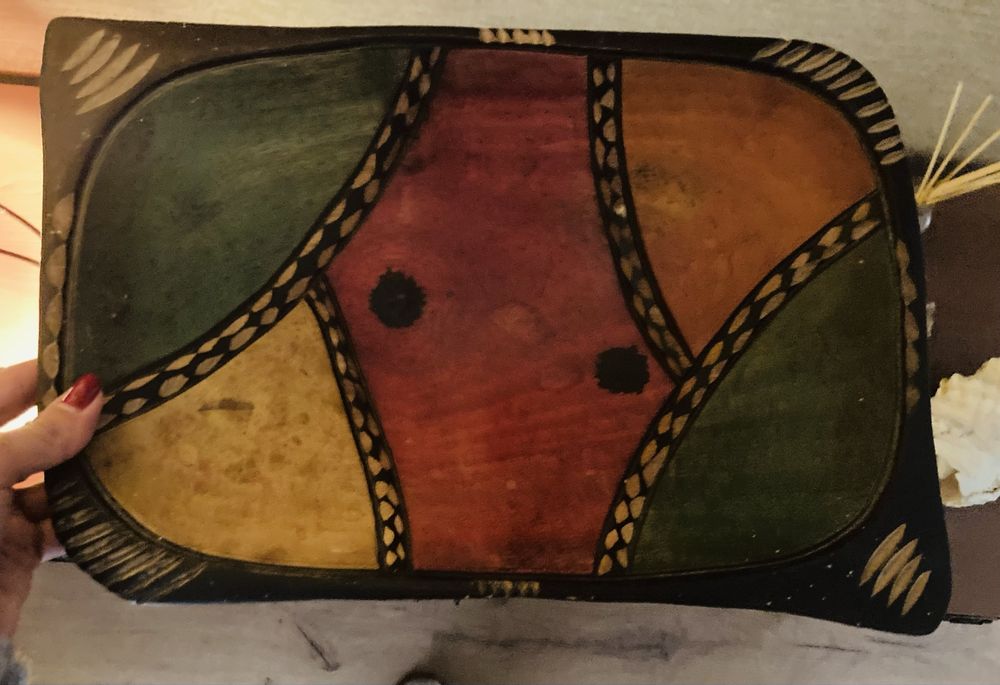 Quadros, pratos, espanta espiritos, elefante, peixe e girafa