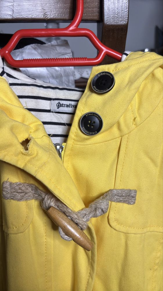 Casaco amarelo com capuz
