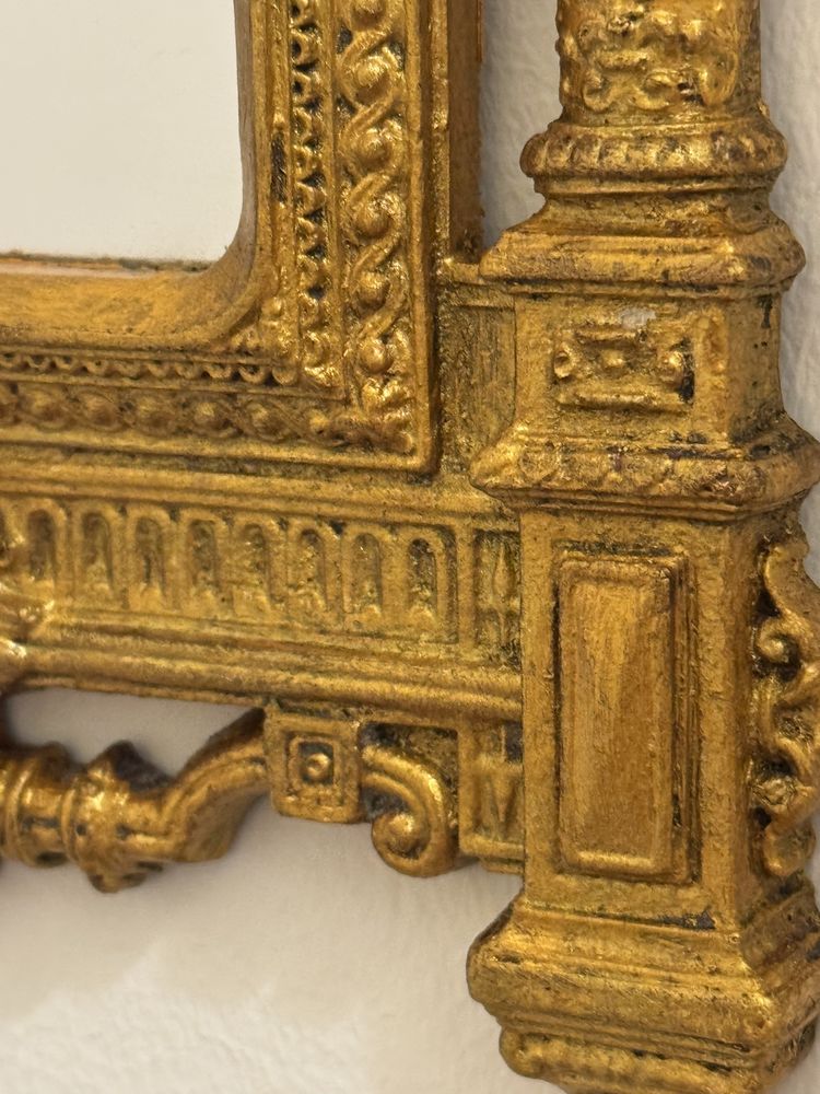 Pequeno espelho dourado antigo