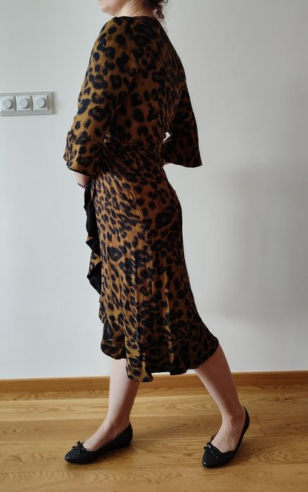 Sukienka asymetryczna w panterkę regulowana do figury