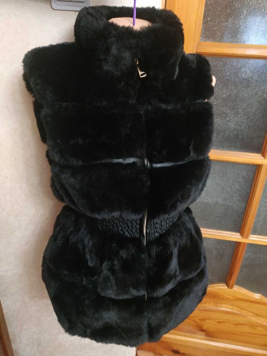 Тепла та пухнаста стильна чорна хутряна жилетка CAMEO ROSE 44 розмір