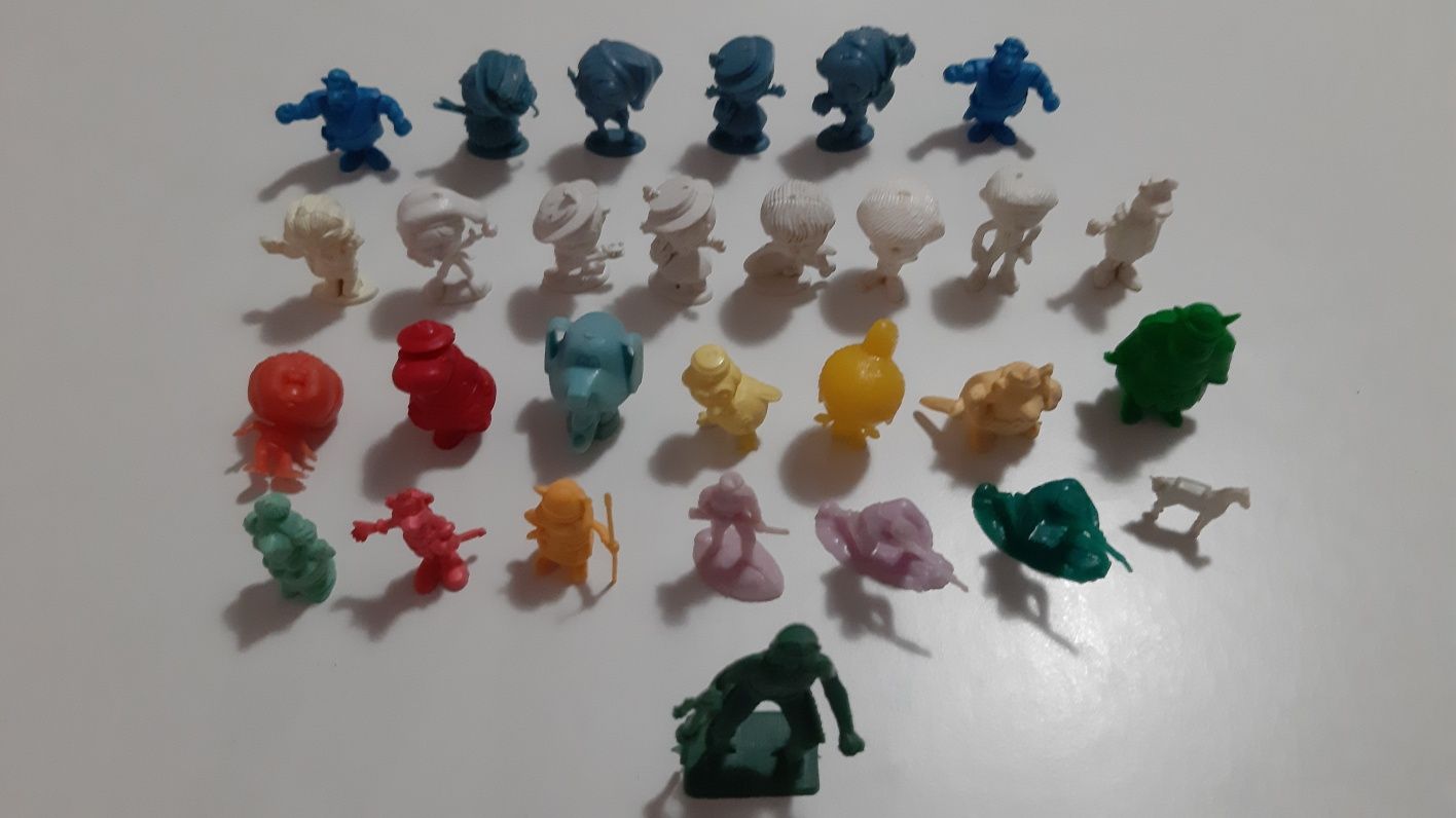 Miniaturas de figuras em plástico