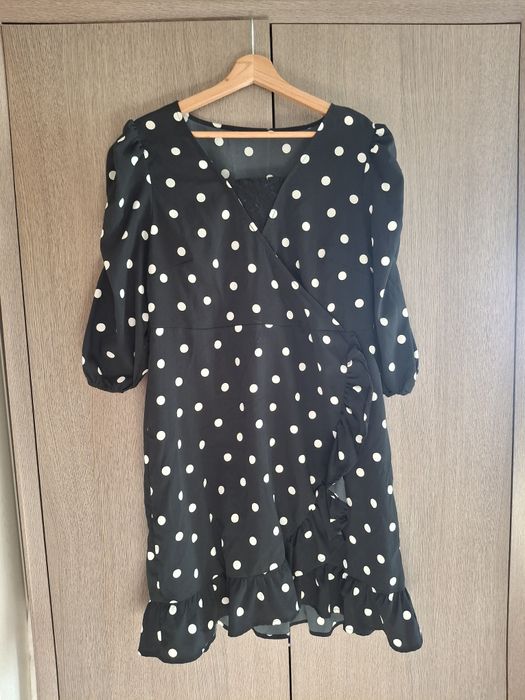 Sliczna sukienka w grochy z koronka i falbanka