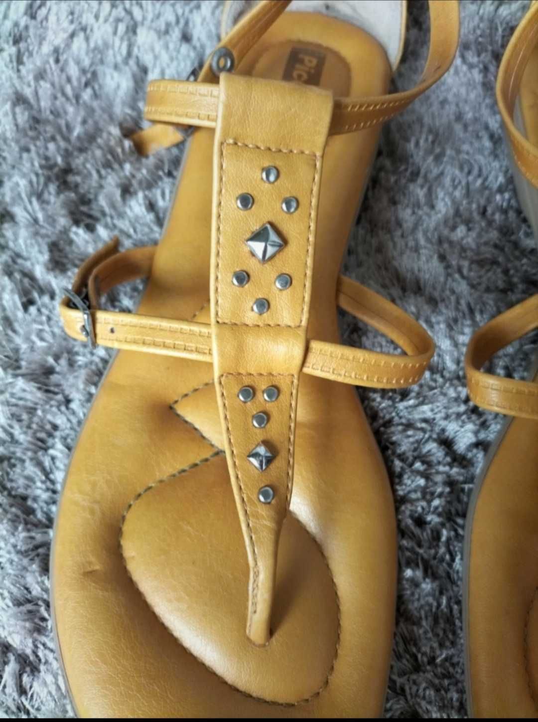 Sandálias amarelas em pele. Marca Piccadilly, tam. 37