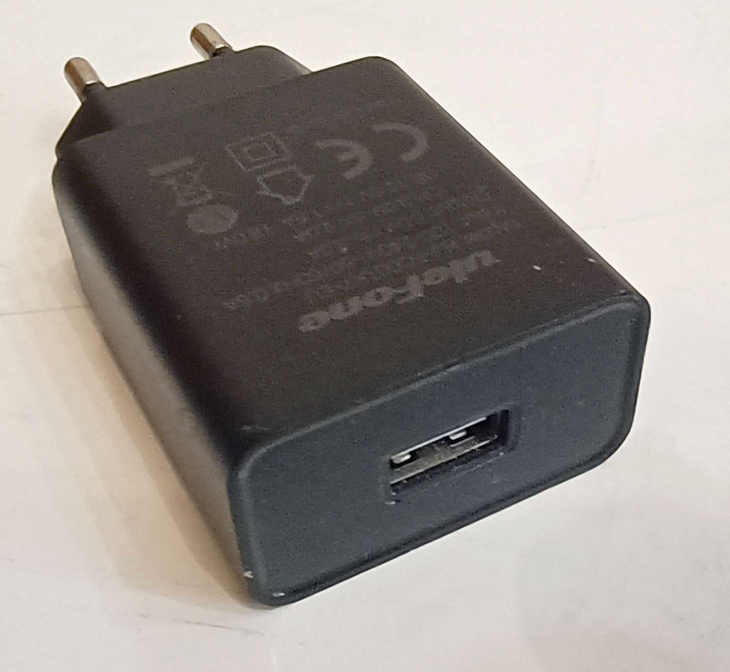 Zasilacz ( ładowarka ) z gniazdem USB  do szybkiego ladowania