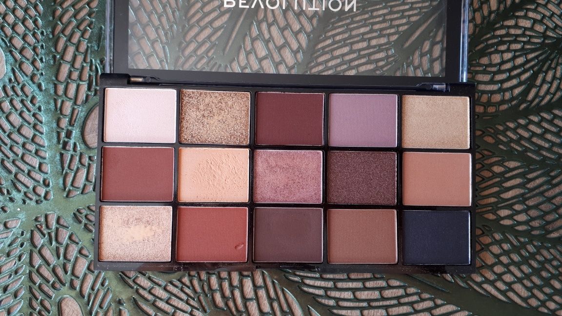 Makeup revolution paleta cieni do powiek Reloaded " Velvet rose".
