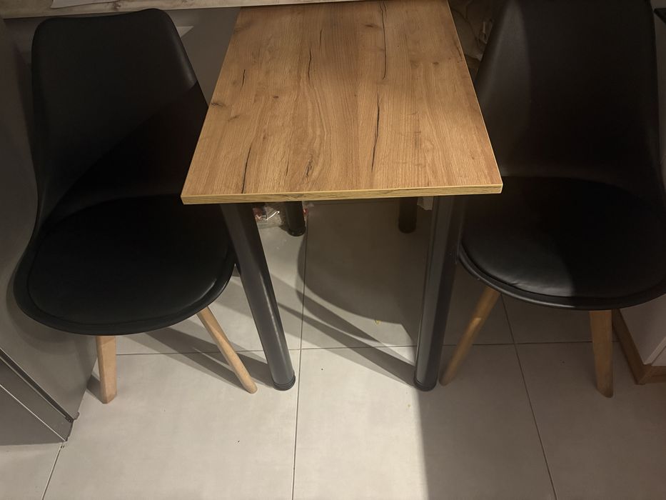 Sprzedam stolik z 2 krzesłami