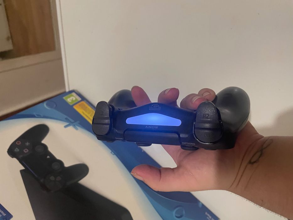 PlayStation 4 com caixa