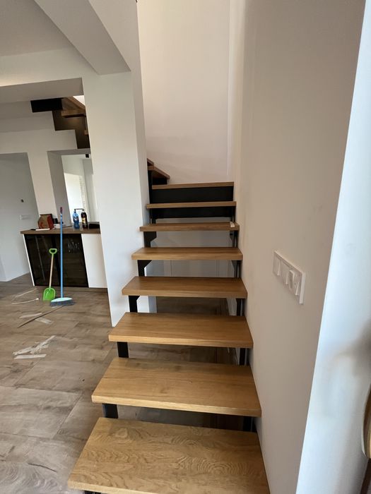 Schody stalowe z stopniami debowymi