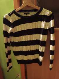 Sweter w grube czarno-białe paski.