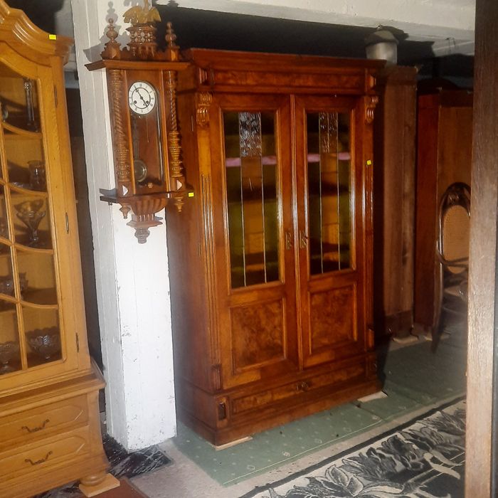 Stara piękna bieliżniarka dębowa w orzechu kolorowe szybki