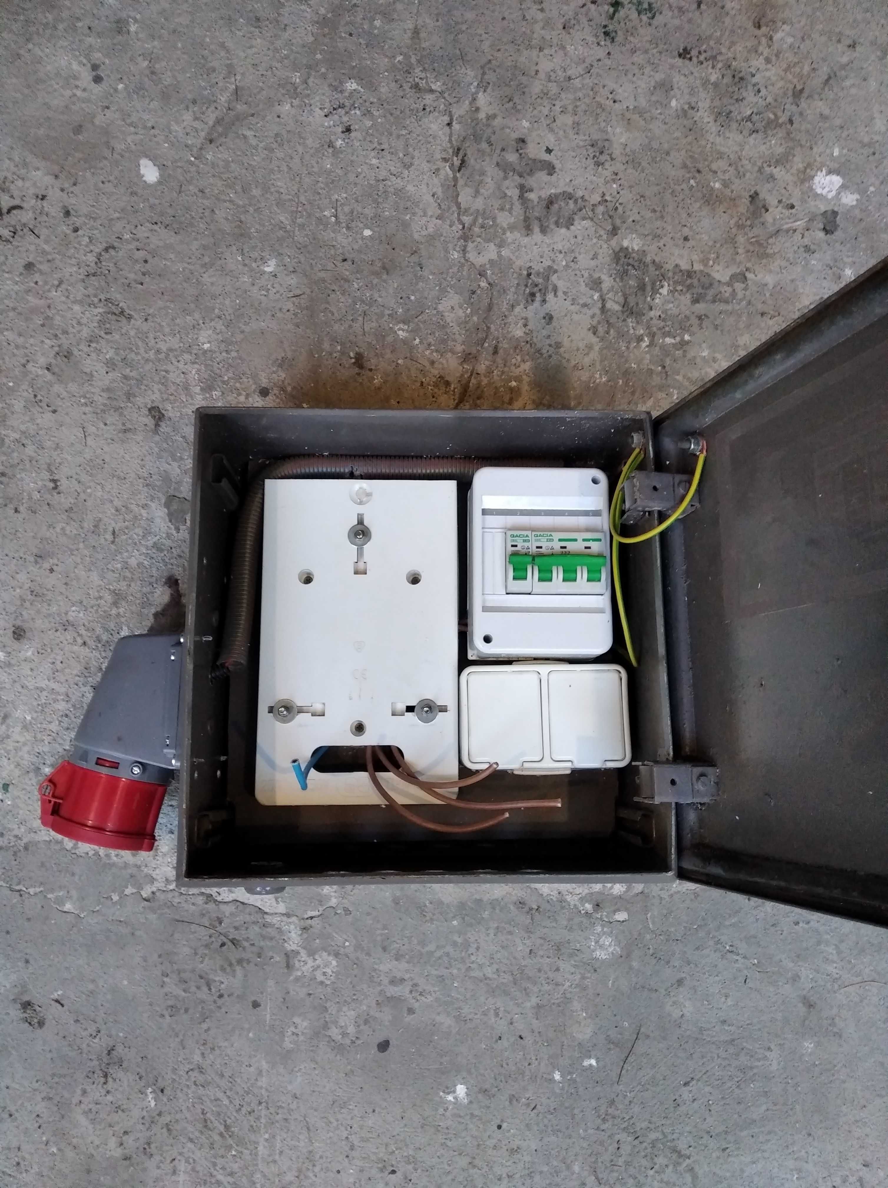 Rozdzielnia elektryczna ERBETKA 230V /400V + przedłużacz.